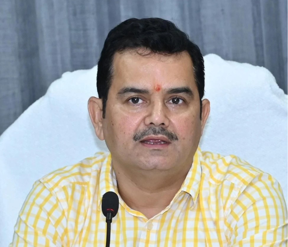 जनसंपर्क विभाग के सचिव ने की विभागीय काम-काज की समीक्षा, शासन की योजनाओं को समाज के अंतिम व्यक्ति तक पहुंचाने में जनसंपर्क विभाग के अधिकारियों की भूमिका महत्वपूर्ण : श्री पी. दयानंद 1 001