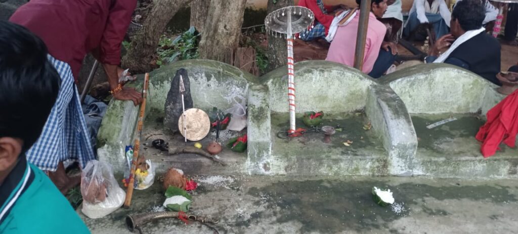 छत्तीसगढ़ वन विभाग द्वारा देवगुड़ी स्थलों के संरक्षण और संवर्धन से सांस्कृतिक धरोहर की हो रही है पुनर्स्थापना 3 12