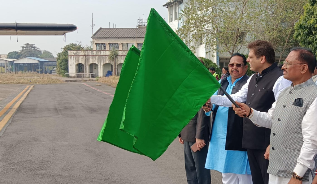 मुख्यमंत्री श्री विष्णुदेव साय ने रायपुर-अंबिकापुर-बिलासपुर हवाई सेवा का स्वामी विवेकानंद विमानतल पर किया शुभारंभ 3 image 10