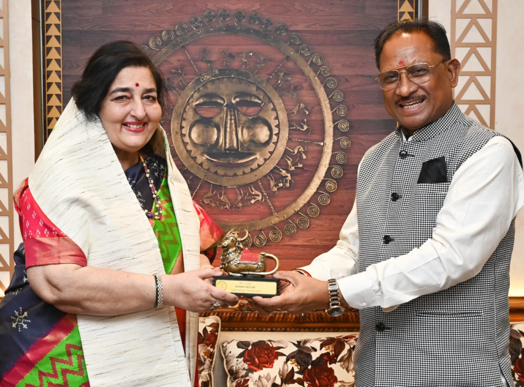 मुख्यमंत्री श्री विष्णु देव साय से पद्मश्री अनुराधा पौडवाल ने सौजन्य मुलाकात की 1 image 11