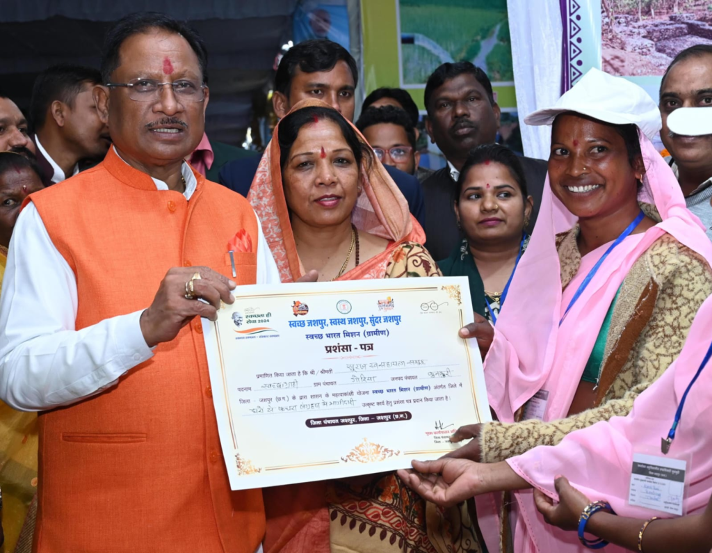 अटल जी के सुशासन के आदर्शों के अनुरूप छत्तीसगढ़ को संवारने के लिए हम सभी दृढ़संकल्पित - मुख्यमंत्री श्री साय 3 image 18