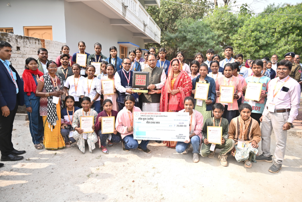 राज्य युवा महोत्सव में प्रथम स्थान प्राप्त करने वाले जशपुर की टीम ने मुख्यमंत्री से किया मुलाकात 1 image 7