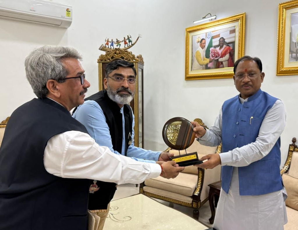 भारतीय प्रबंध संस्थान (आईआईएम) रायपुर के निदेशक श्री रामकुमार काकानी ने आज मुख्यमंत्री श्री विष्णु देव साय से सौजन्य मुलाकात 1 image 34