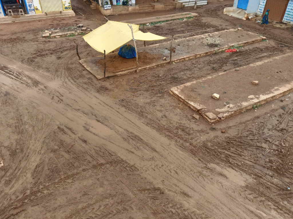 "ननकट्ठी में दलदल बना बाजार स्थल, सालभर से वादाखिलाफी के बाद अब फिर रोपाई की चेतावनी" 2 image 1