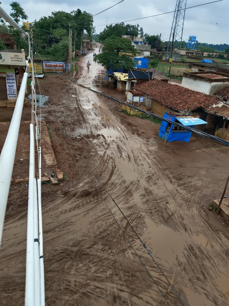 "ननकट्ठी में दलदल बना बाजार स्थल, सालभर से वादाखिलाफी के बाद अब फिर रोपाई की चेतावनी" 1 image