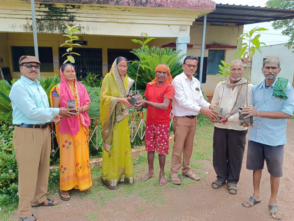 गुरु पूर्णिमा पर हरियाली का संकल्प, मां के नाम लगाया पौधा 1 news pic 1