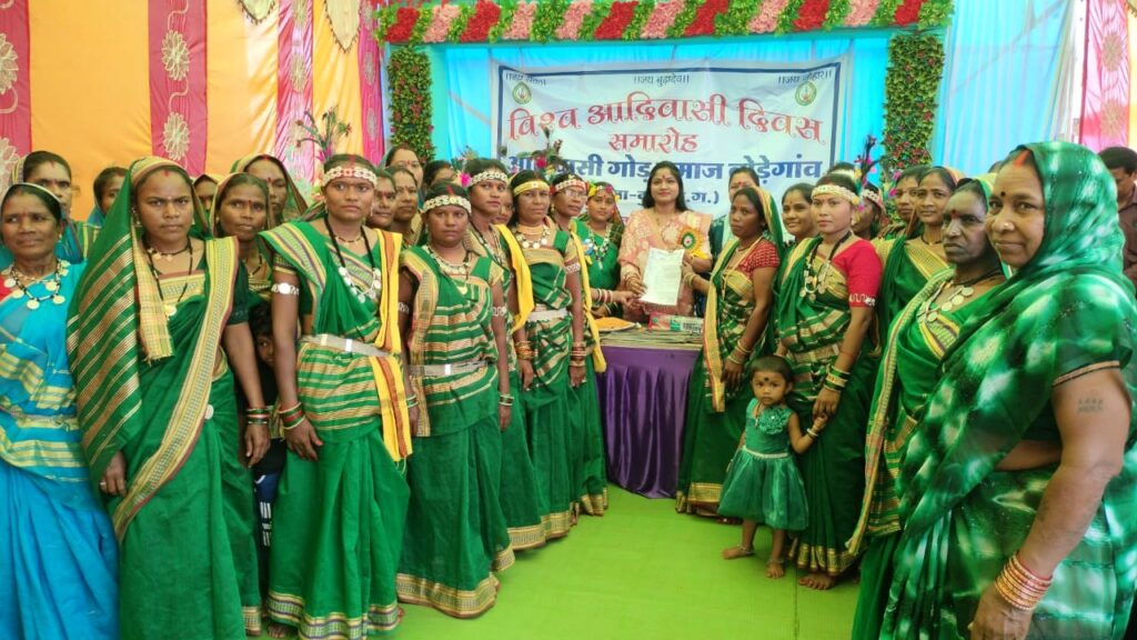 विश्व आदिवासी दिवस: सतरंगी ध्वज और जोहार के नारों से गूंजा बोड़ेगांव 1 1000952744