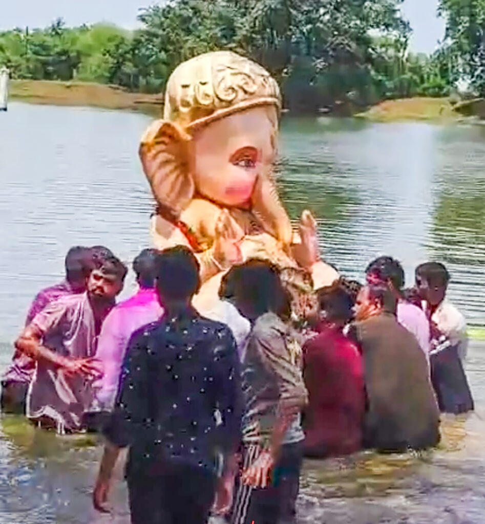 अगले बरस तू जल्दी आ के जयकारे के साथ बप्पा हुए विदा 1 shri ganesh ji1